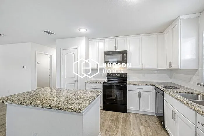 2027 Clay St — Photo 6