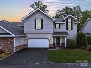 67 Towne Place Dr, Hendersonville, NC 28792
