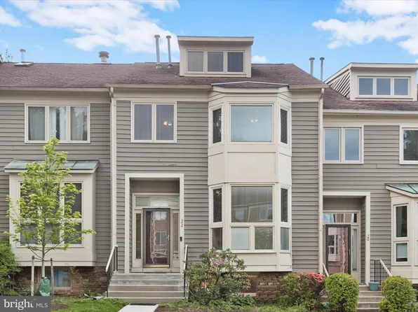 22 Chasemount Ct, Baltimore, MD 21209