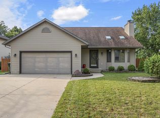 1733 Cornwall Cir, Sun Prairie, WI 53590