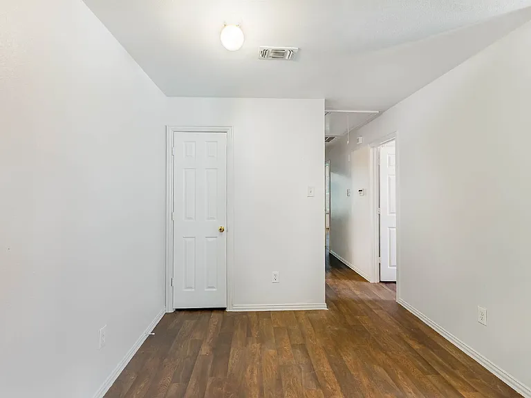 2907 La Salle St — Photo 12