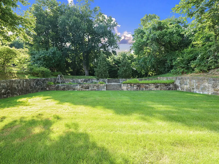 261 Fox Meadow Rd — Photo 10