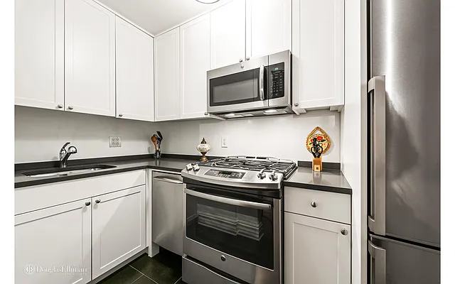 Sold by Douglas Elliman | media 15