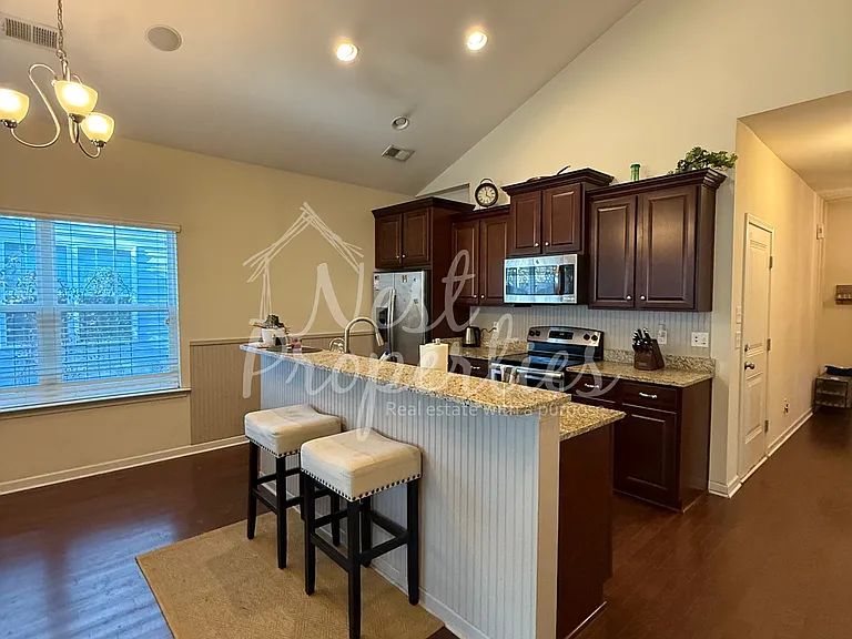 613 Finnegan Ln — Photo 3