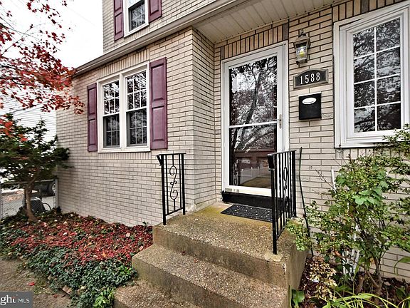 2nd image of 1588 Osbourne Ave