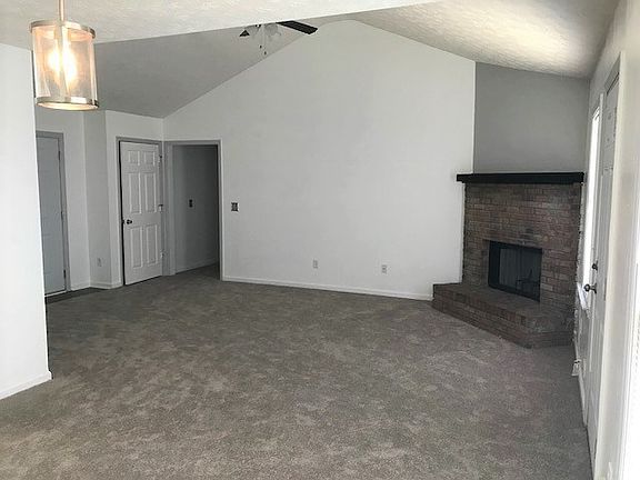 3rd image of 723 Black Oak Dr