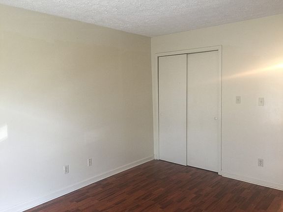 3rd image of 112 Robinwood Dr APT 32
