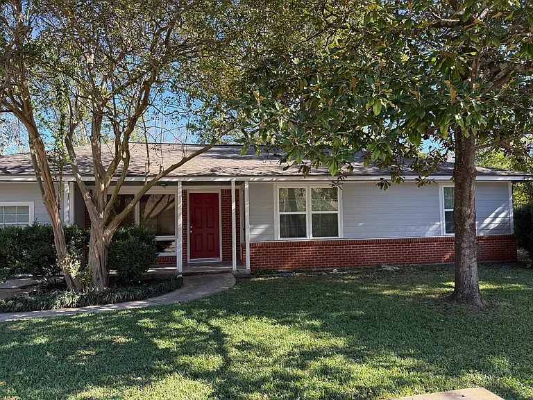 1621 Pin Oak Ave — Photo 2