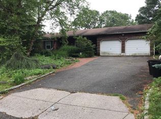 2 Richard Rd, Selden, NY 11784