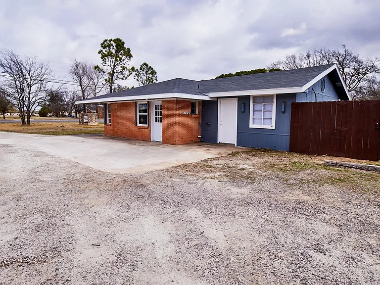 1504 Sherman Dr — Photo 3