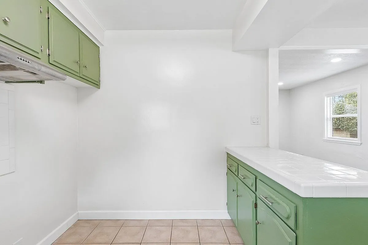3 bed, 1.0 bath, 1300 sqft, $3,000 — Photo 3