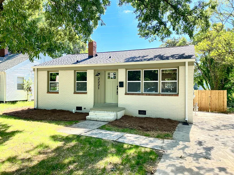 2221 Highland St — Photo 1