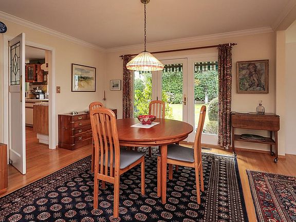 4th image of 1085 Cathcart Way