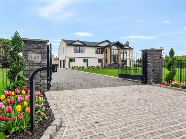 147 W Bayberry Road, Islip, NY 11751