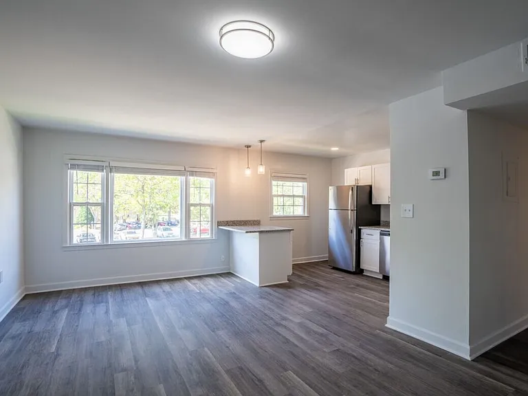 Colonial Village Apartments — Photo 8