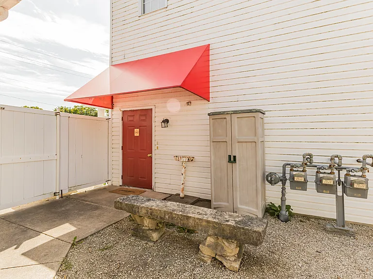 1620 W Jackson St — Photo 2