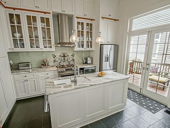 3rd image of 4810 Saint Charles Ave