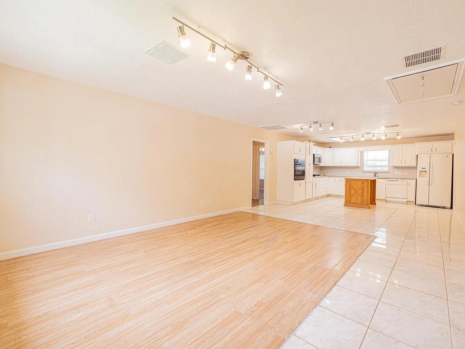 3 bed, 2.0 bath, 1558 sqft, $1,850 — Photo 3