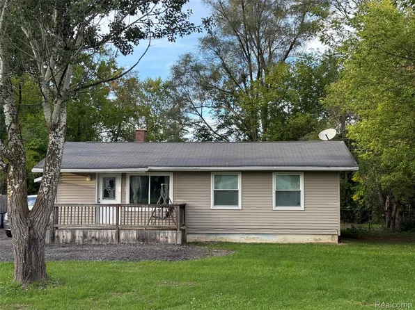 5489 Avis Dr, Burton, MI 48519