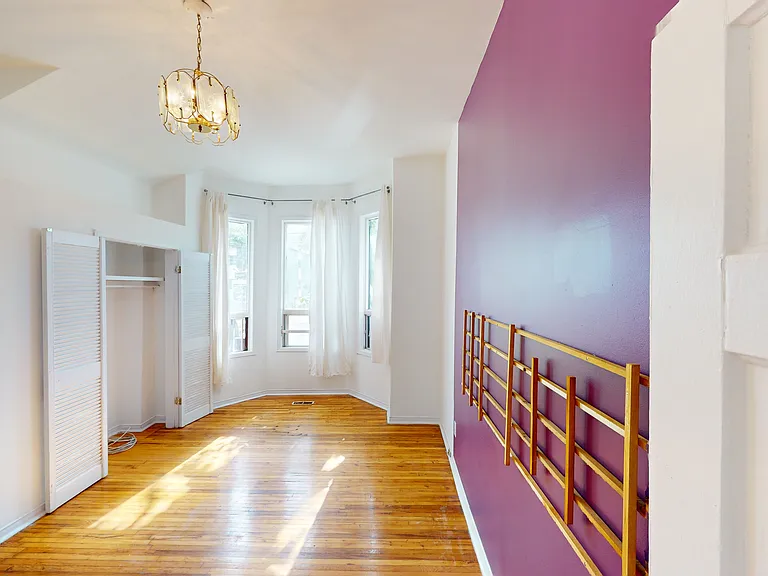 221 Bathurst St #4 — Photo 2