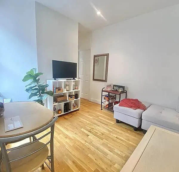1229 1st Ave #20 — Photo 2