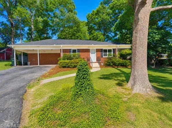 203 Rockspring Dr, Thomasville, NC 27360
