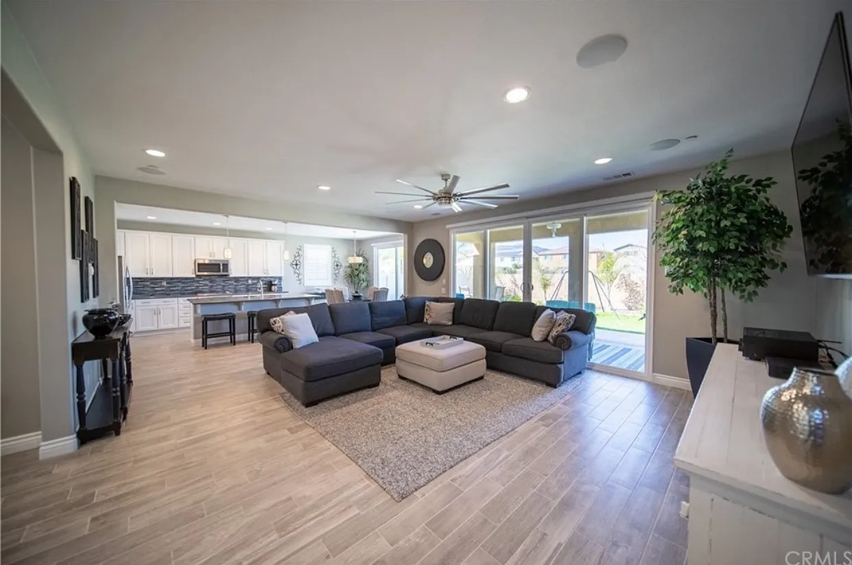 5 bed, 4.5 bath, 3353 sqft, $4,190 — Photo 3