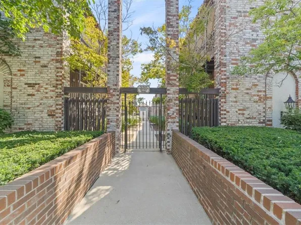 5015 Walnut St APT D, Kansas City, MO 64112