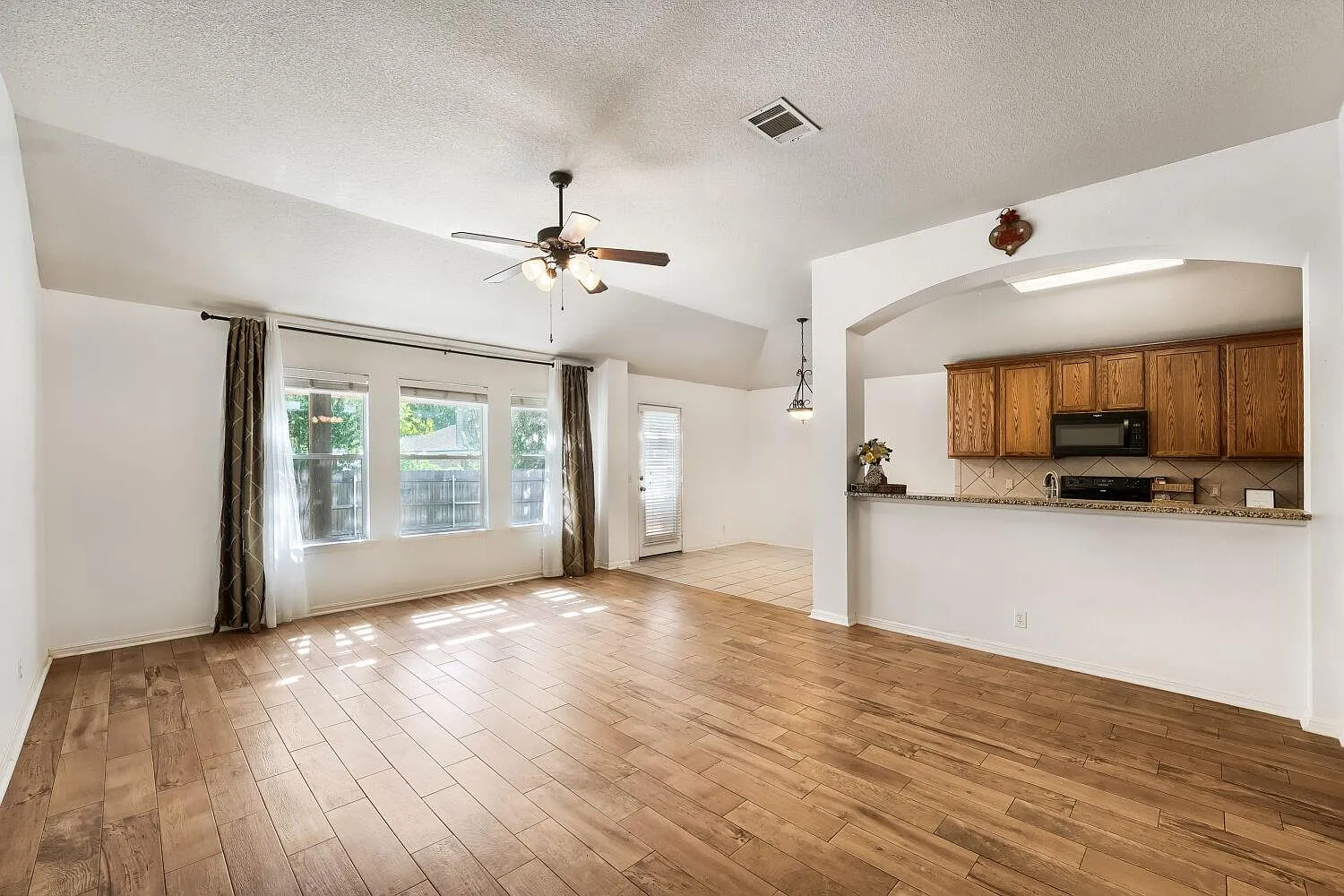 3 bed, 2.0 bath, 1705 sqft, $2,100 — Photo 2