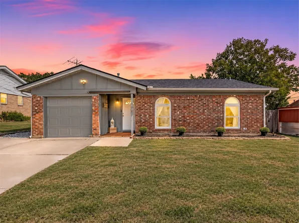 7008 Smithfield Rd, North Richland Hills, TX 76182