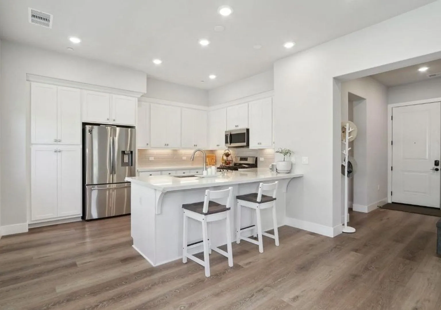 Beautiful 2 bedroom/2.5 bath unit at the Cannery available July 25th — Photo 4