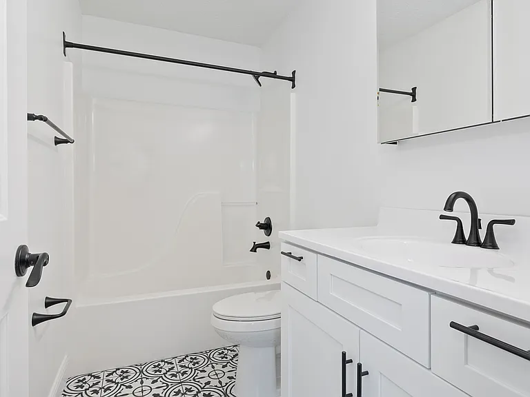 Experience elegance with this beautifully designed modern bathroom. Experience elegance with this beautifully designed modern bathroom.