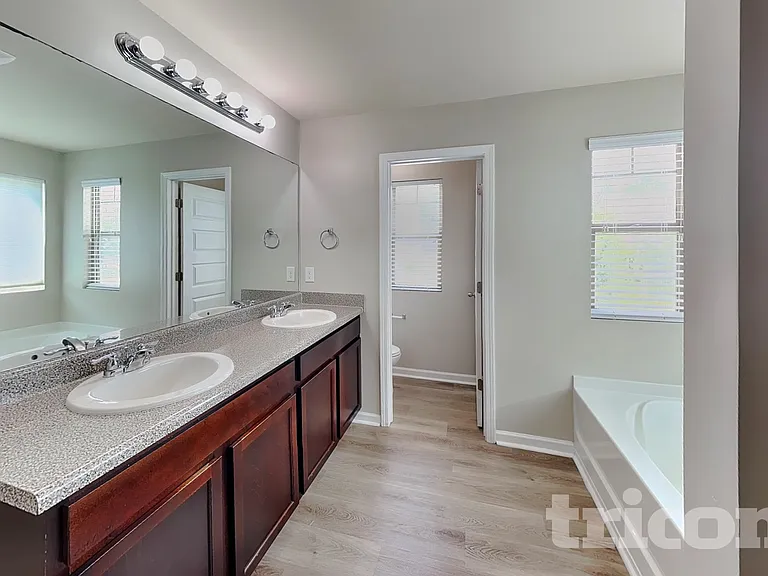 1095 Lear Dr — Photo 8