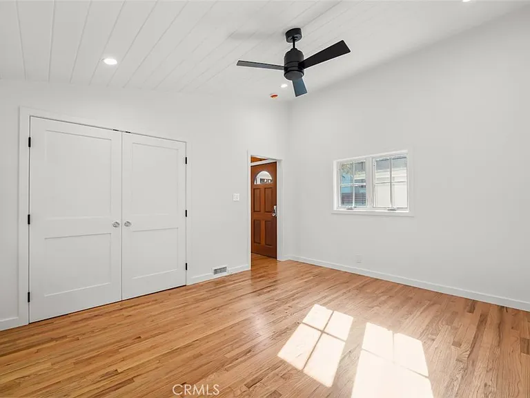 2549 N Beachwood Dr — Photo 12