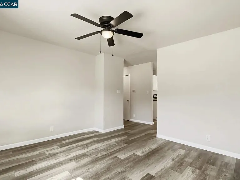 2225 E Myrtle St — Photo 14