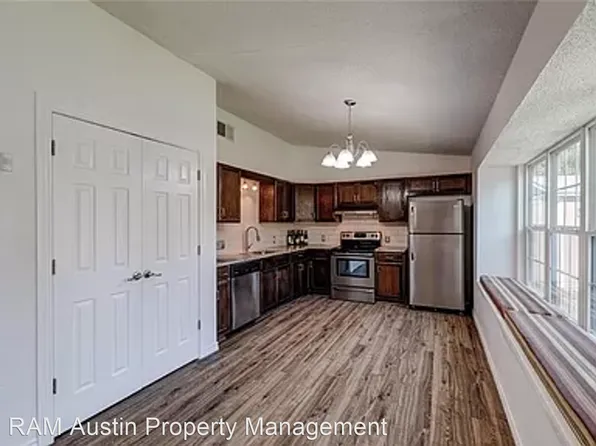 1007 Rolling Green Dr, Round Rock, TX 78664