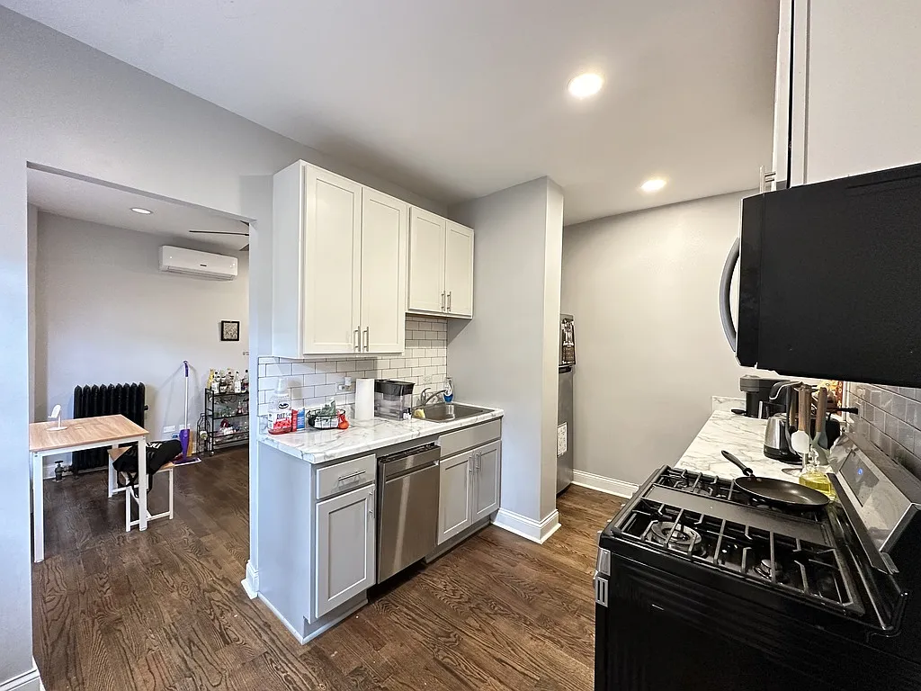 Attractive 3 Bed, 2 Bath at Lakewood + Rosemont (Rogers Park) — Photo 4