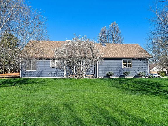 3rd image of 872 Bonnie Brae Ln
