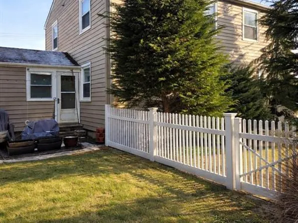 80 Caruth Ave, Elmwood Park, NJ 07407