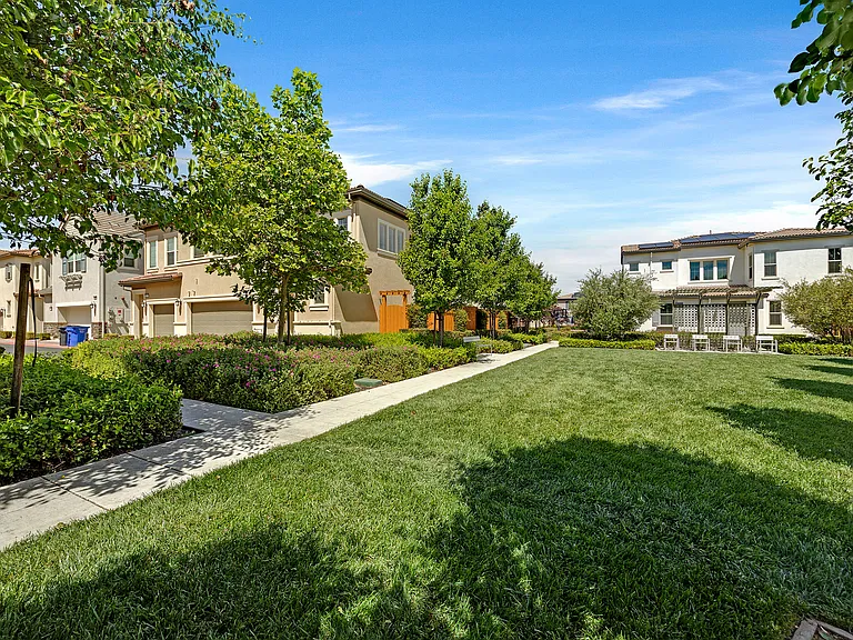 464 E Yarrow Pl — Photo 33