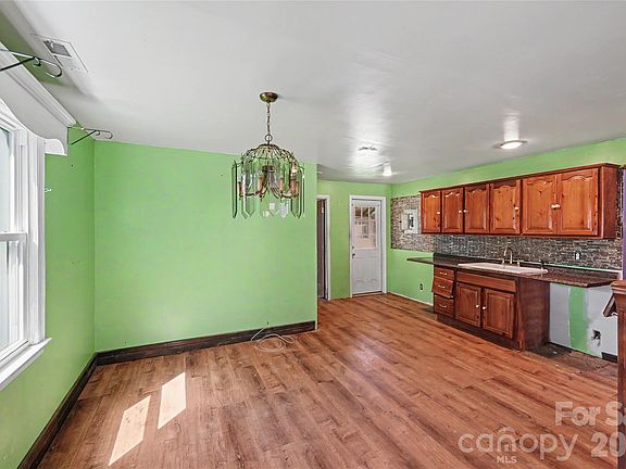 4th image of 1212 Meadow Ln