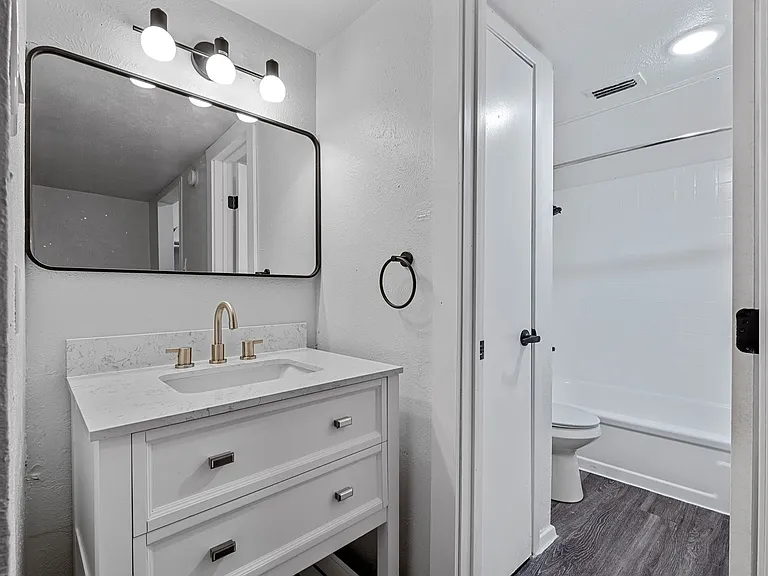 Oakline Apartments — Photo 20