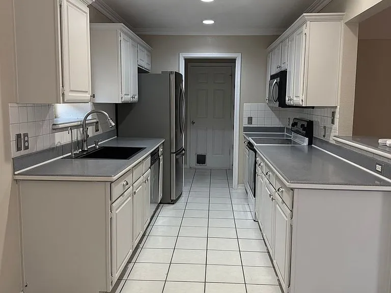 2203 Yellowstone Ln — Photo 4