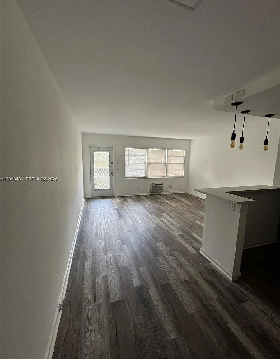 Suffolk At Century Villag — Photo 1