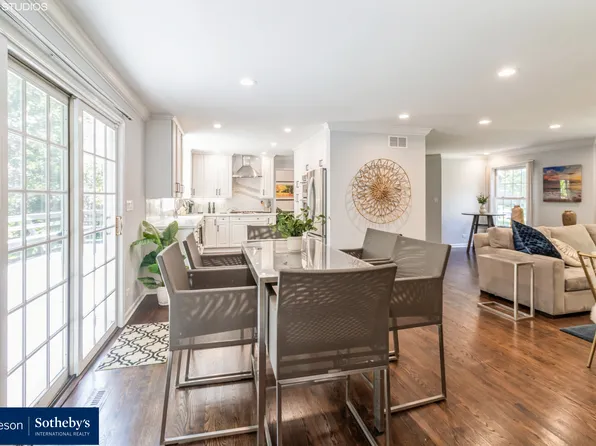 1266 Woodland Dr, Deerfield, IL 60015