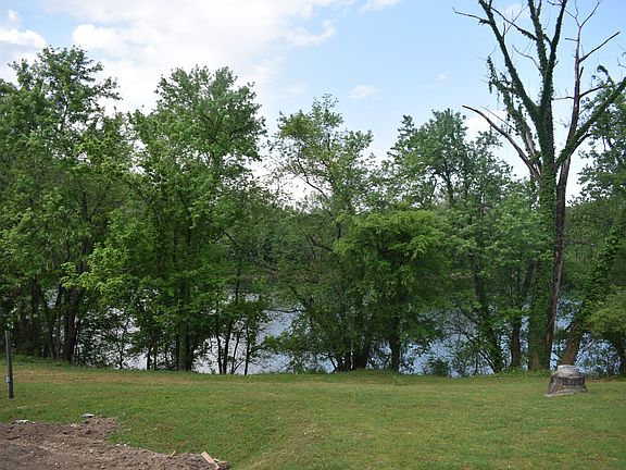 4th image of 814 Upper Ferry Rd