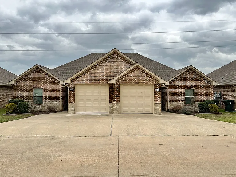 9100 Shadow Oak Dr — Photo 2