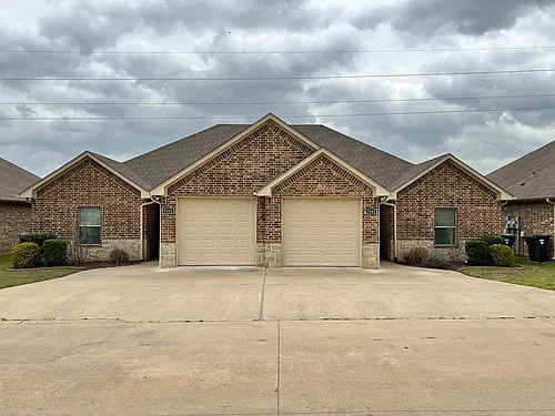 9100 Shadow Oak Dr Photo 1