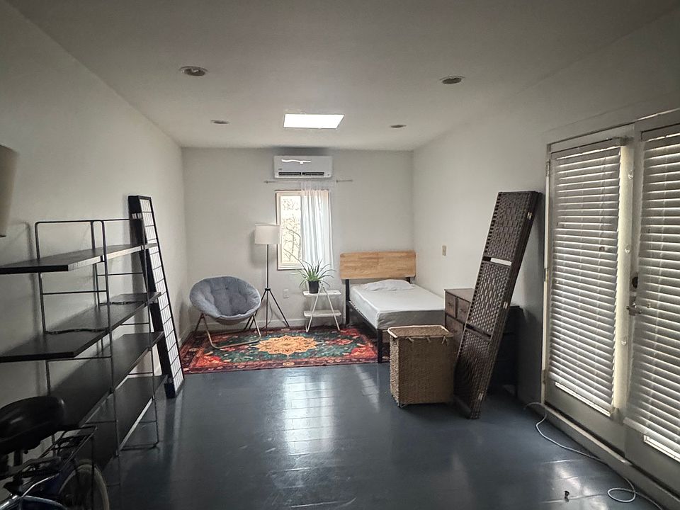 2nd image of 321 Wellesley Dr SE