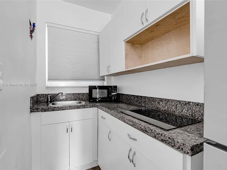 110 NW 9th Ave #3 — Photo 3